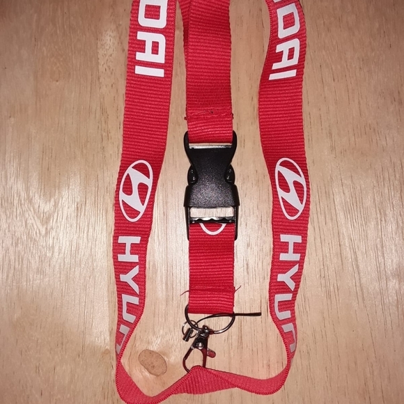 New Hyundai Red Logo Lanyard & Vaccine Card Holder - Picture 5 of 8